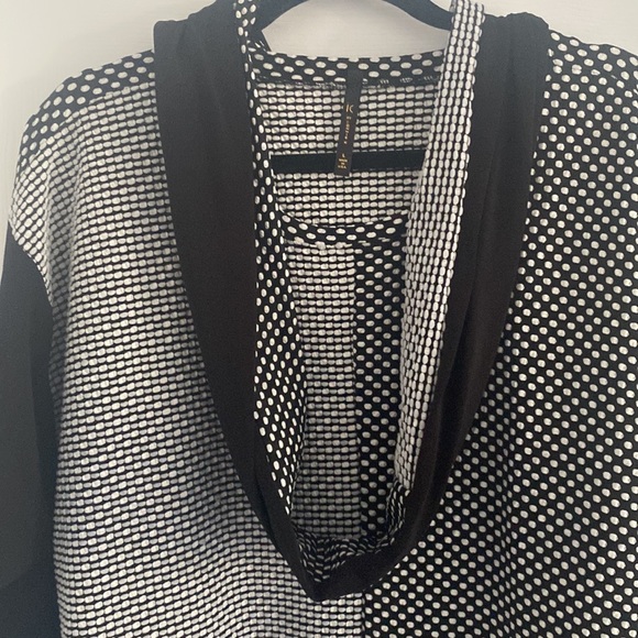 Black and White Patterned Tunic-Size L - Picture 6 of 12